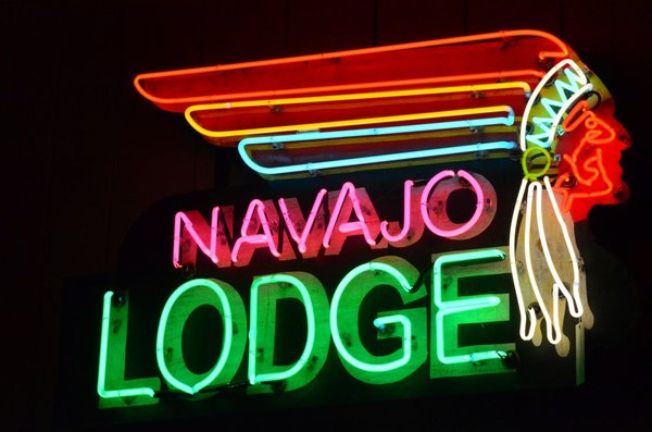 Enseigne lumineuse, un outil de communication polyvalent et efficace